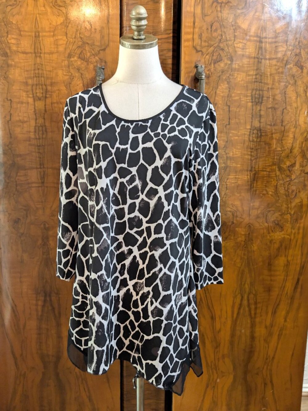 Peter Nygard Giraffe Animal Print Tunic L Black White Asymmetrical Hem Whimsical